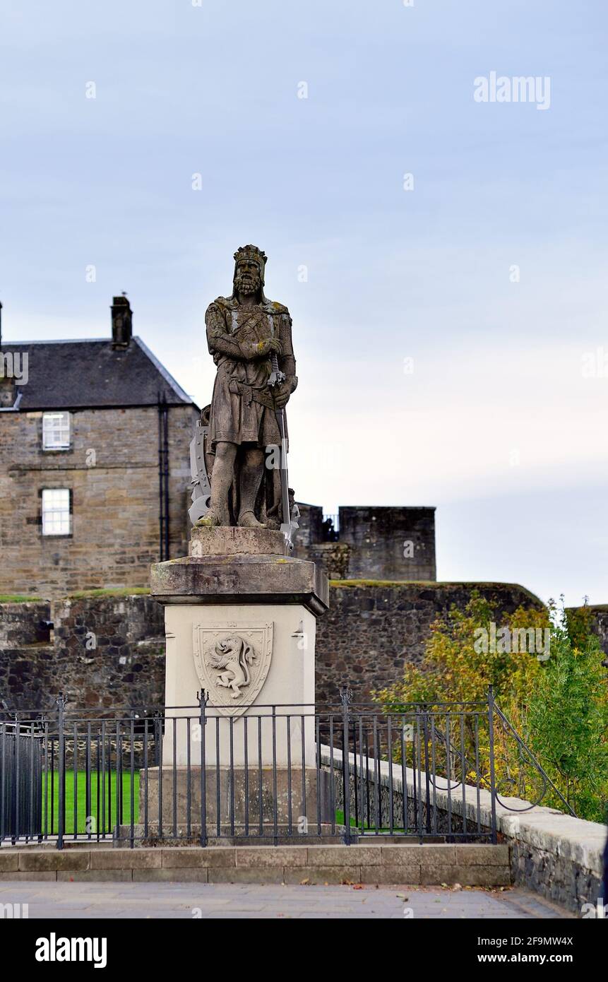 Stirling, Schottland, Vereinigtes Königreich. Statue von König Robert dem Bruce in Stirling Castle, die zeigt, wie er im Jahr 1314 erschienen wäre. Stockfoto