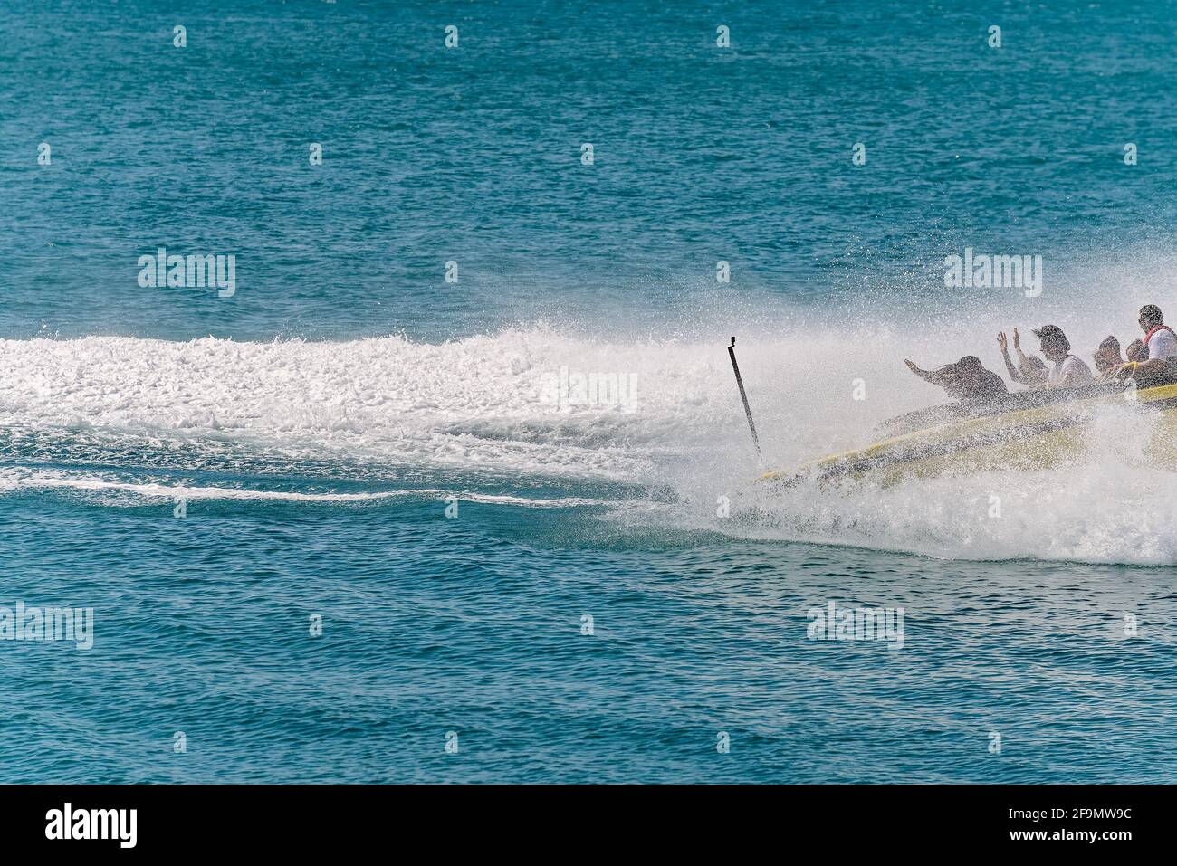 Airlie Beach, Queensland, Australien - 2021. April: Wasserstrahl verschlingt ein Jetboot, während es sich im Rahmen einer Adrenalinfahrt dreht Stockfoto
