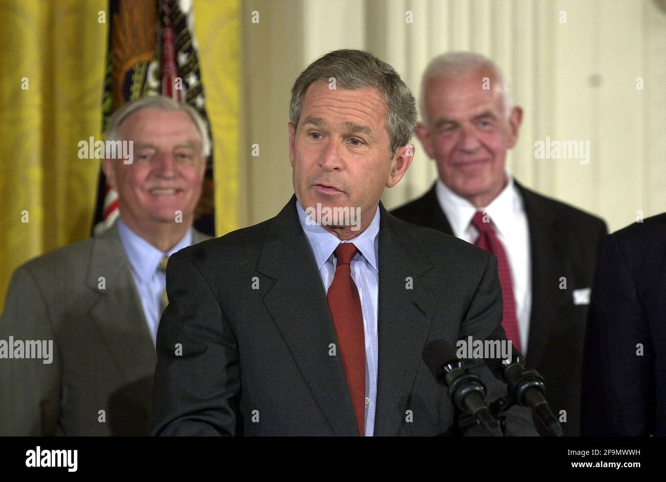 **DATEI FOTO** Walter Mondale ist verstorben. Washington, DC – 26. Juni 2001 -- Der US-Präsident George W. Bush nimmt an der Vereidigung des ehemaligen US-Senators Howard Baker (Republikaner von Tennessee) als US-Botschafter in Japan Teil, die am 26. Juni 2001 im East Room im Weißen Haus in Washington, DC, stattfand. Hinter dem Präsidenten stehen der ehemalige Vizepräsident Walter Mondale (Demokrat von Minnesota), links, und der ehemalige Sprecher des US-Repräsentantenhauses Tom Foley (Demokrat von Washington). Sowohl Mondale als auch Foley haben als Botschafter in Japan gedient.Quelle: Ron Sachs/CNP /M Stockfoto