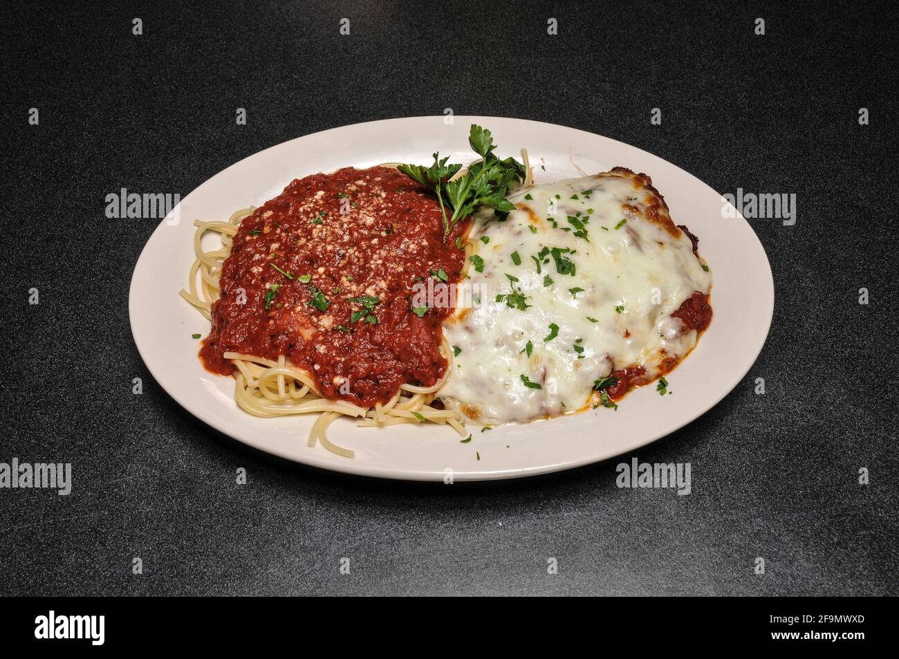 Authentische italienische Küche, bekannt als Chicken Parmesan Stockfoto