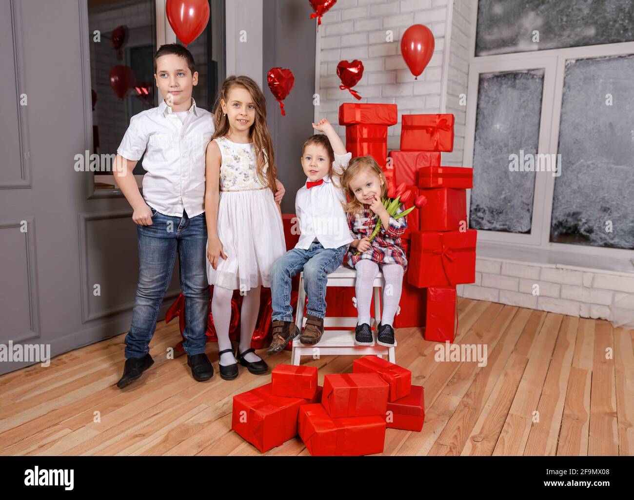 Porträt glücklicher Kinder, die die Kamera betrachten. Vier niedliche Kinder. Stockfoto