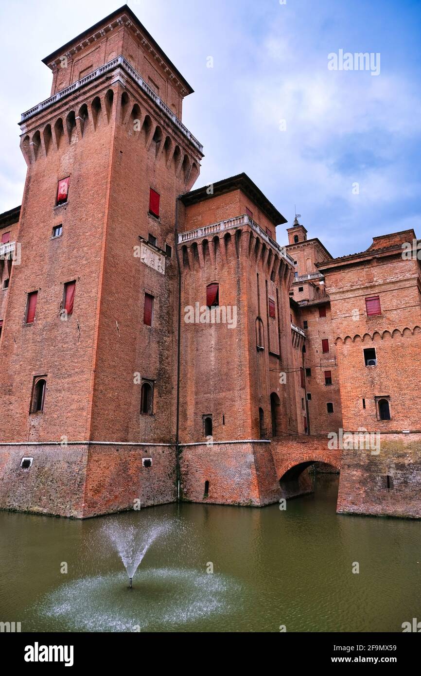 Das Schloss Estense mit seinem umliegenden Graben in Ferrara Italien Stockfoto