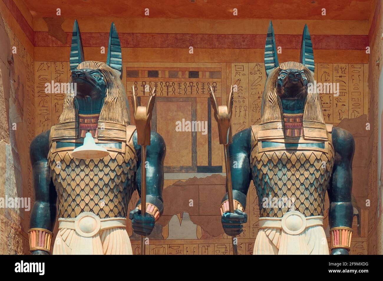 Die Wachen der Mumie, riesige Statuen des alten ägyptischen gottes Anubis im Themenpark Universal Studio, Sentosa Island, Singapur, Juli 2016 Stockfoto