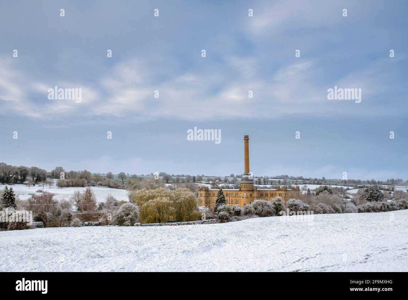 Bliss Tweed Mill im Aprilschnee. Chipping Norton, Cotswolds, Oxfordshire, England Stockfoto