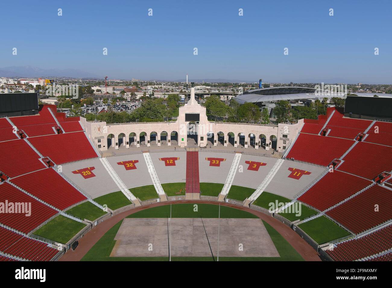 Ein allgemeiner Blick auf die Trikots der Südkalifornien Trojans Heisman Trophy Gewinner im Los Angeles Memorial Coliseum, Montag, 7. Dezember 2020, in Los Stockfoto