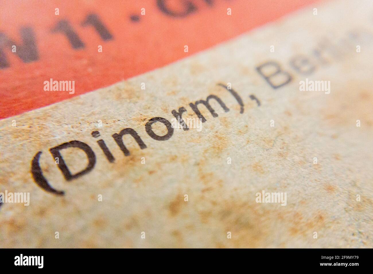 Berlin, Deutschland. April 2021. 'Dinorm' ist auf einem Berliner Telefonbuch von 1933 in der Bibliothek des Museums für Kommunikation Berlin geschrieben. Im Zuge der "Arisierung" der Nationalsozialisten wurden u.a. die Rechtschreib-Tabellen geändert und jüdische Namen ersetzt. ('W für Wilhelm, Wiesbaden oder was? Neues Rechtschreibbrett kommt'). Quelle: Christoph Soeder/dpa/Alamy Live News Stockfoto