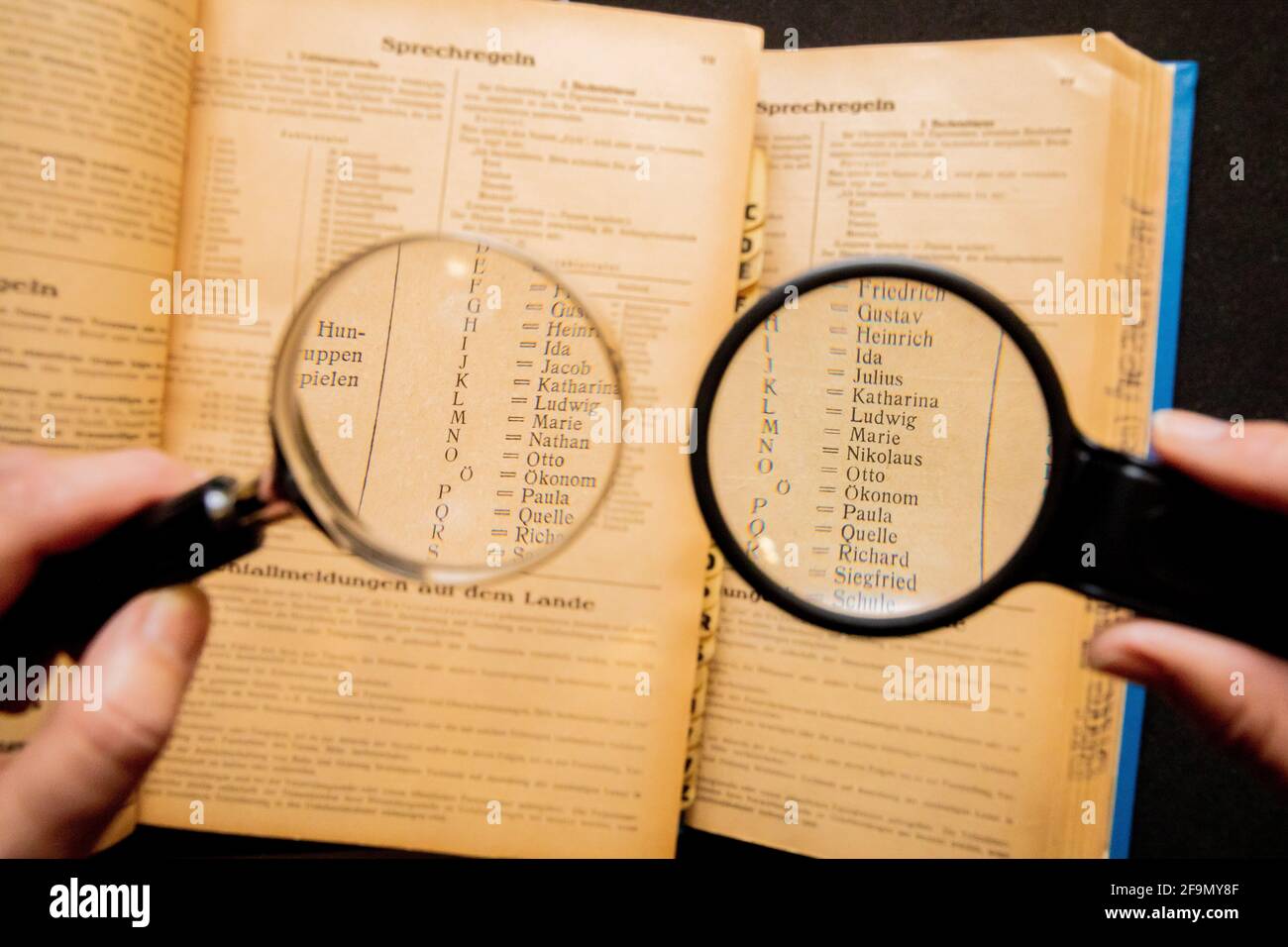 Berlin, Deutschland. April 2021. In der Bibliothek des Museums für Kommunikation Berlin ist eine Schreibtabelle aus einem Potsdamer Telefonbuch aus dem Jahr 1964 zu sehen. Im Zuge der "Arisierung" der Nationalsozialisten wurden u.a. die Rechtschreib-Tabellen geändert und jüdische Namen ersetzt. Quelle: Christoph Soeder/dpa/Alamy Live News Stockfoto