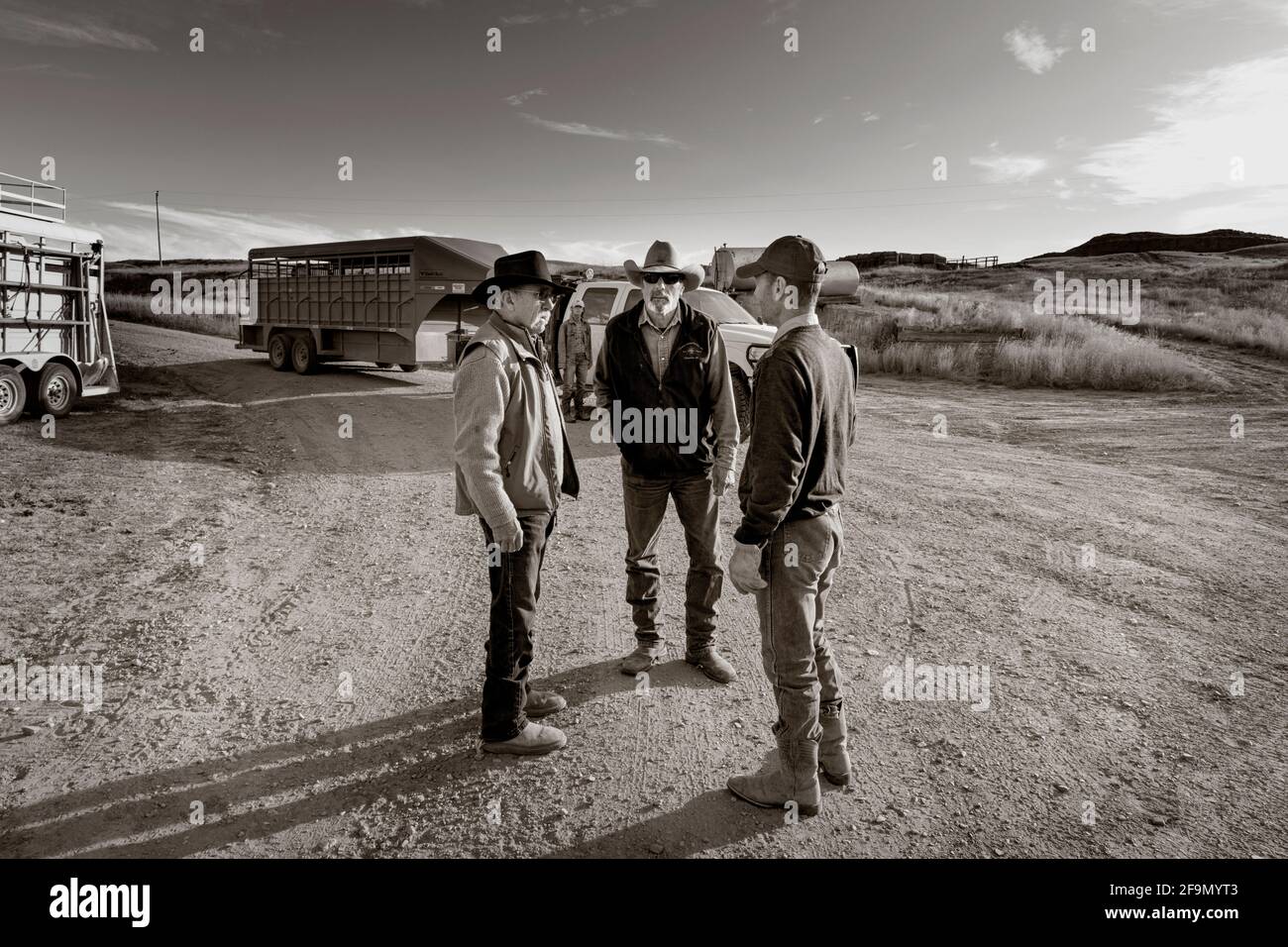 WY 04123-00-BW... WYOMING - Ranch Hände sprechen über die Tage Arbeit vor Ihnen auf der Willow Creek Ranch. Stockfoto