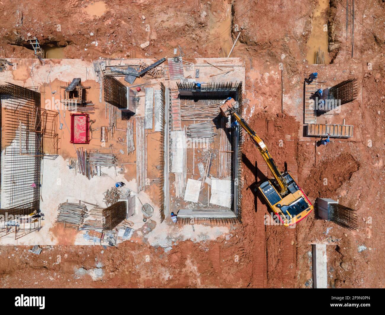 Luftaufnahme oder Ansicht von oben vielbeschäftigter Arbeiter auf der Baustelle Mit Bagger arbeiten auf der Baustelle und schwere Baumaschine Baugeräte Stockfoto