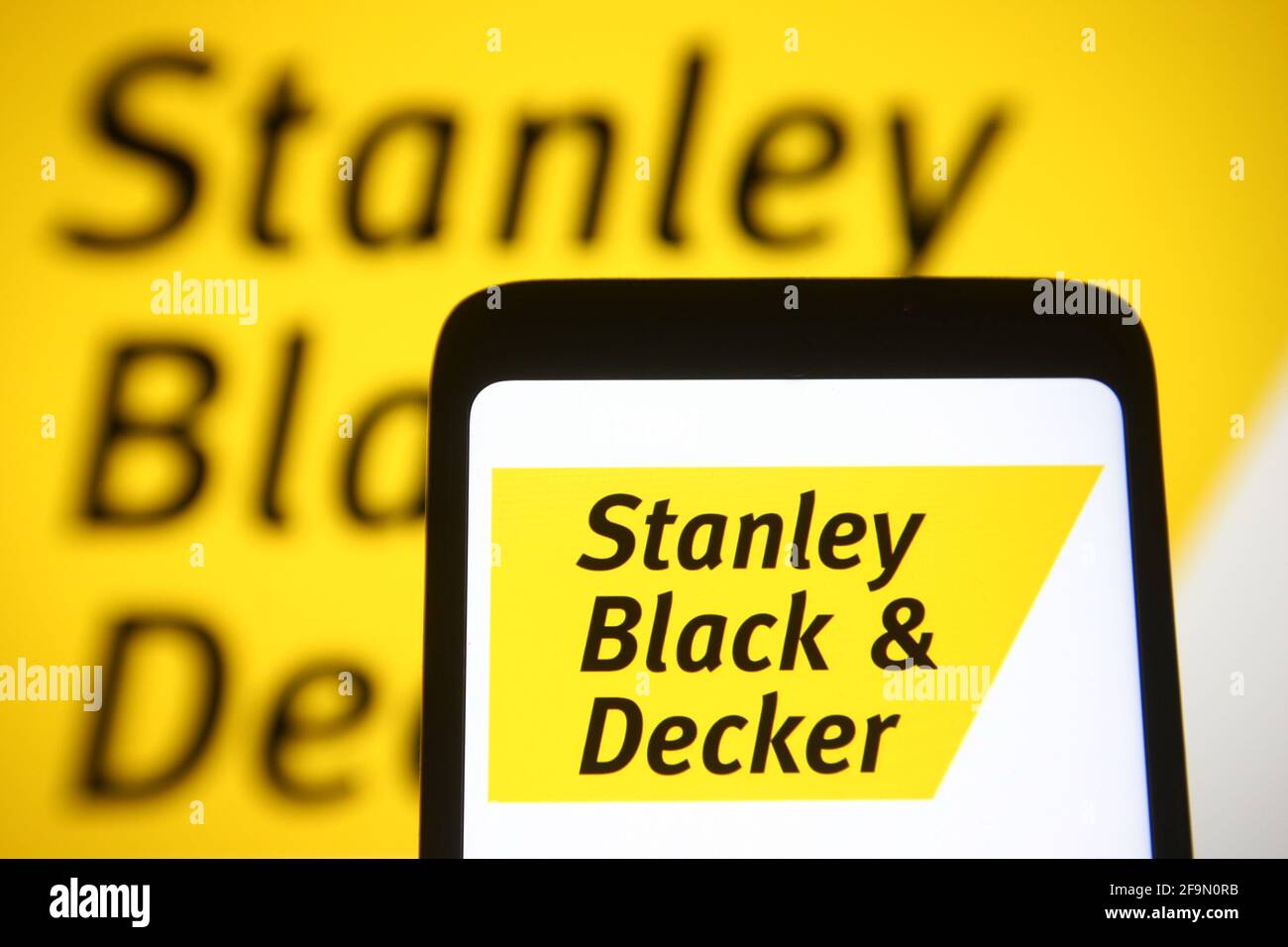 In dieser Abbildung ist ein Stanley Black & Decker Logo auf einem  Smartphone und einem pc-Bildschirm zu sehen. (Foto von Pavlo Gonchar / SOPA  Images/Sipa USA Stockfotografie - Alamy