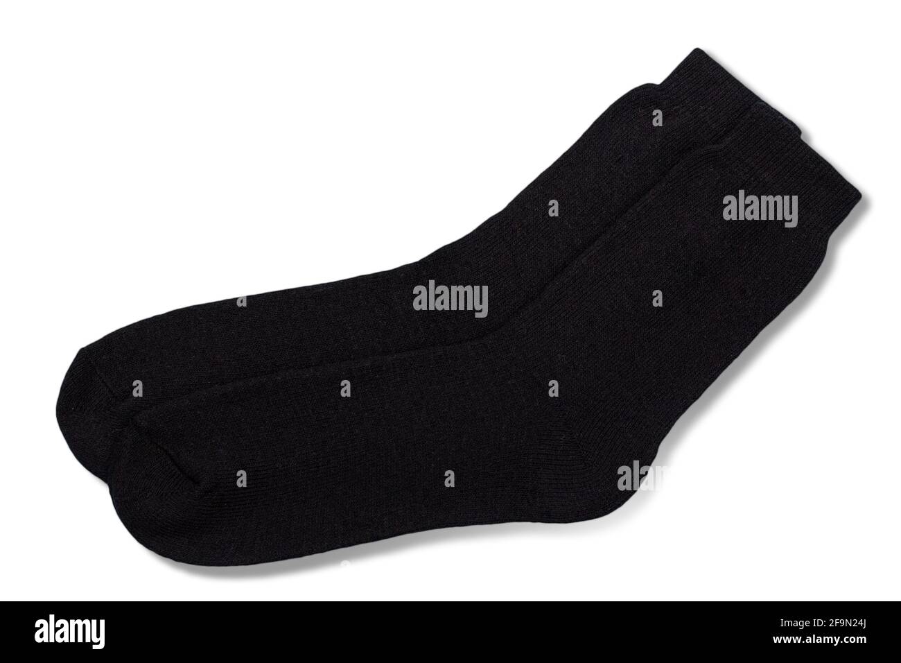 Paar schwarze warme Wollsocken auf weißem Hintergrund. Draufsicht. Stockfoto