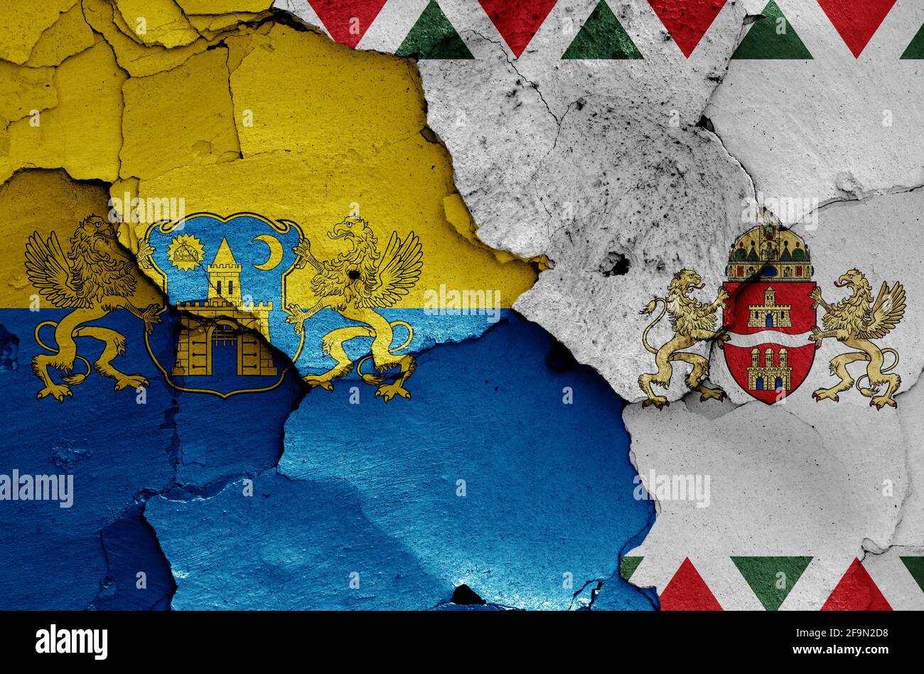 Flaggen des Bezirks V. (Belvaros-Lipotvaros) und von Budapest, gemalt auf einer rissigen Wand Stockfoto
