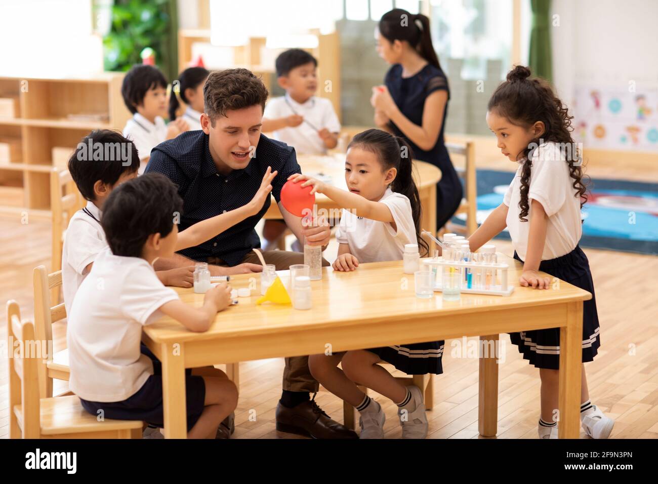 Kinder, die einen wissenschaftlichen Kurs haben Stockfoto