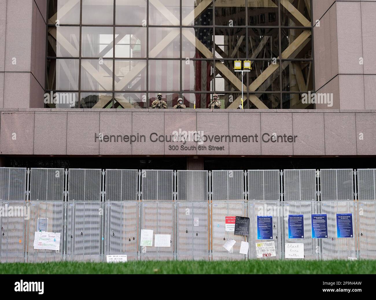 Minneapolis, Usa. April 2021. National Guardsmen stehen Wache am Hennepin County Government Center, während Demonstranten durch die Innenstadt von Minneapolis marschieren, während Geschworenberatungen am Montag, dem 19. April 2021, im Derek Chauvin-Prozess in Minneapolis, Minnesota beginnen. Der ehemalige Polizist Derek Chauvin wird wegen unbeabsichtigten Mordes zweiten Grades, Mordes dritten Grades und Totschlags zweiten Grades beim Tod von George Floyd angeklagt. Foto von Jemal Gräfin/UPI Credit: UPI/Alamy Live News Stockfoto