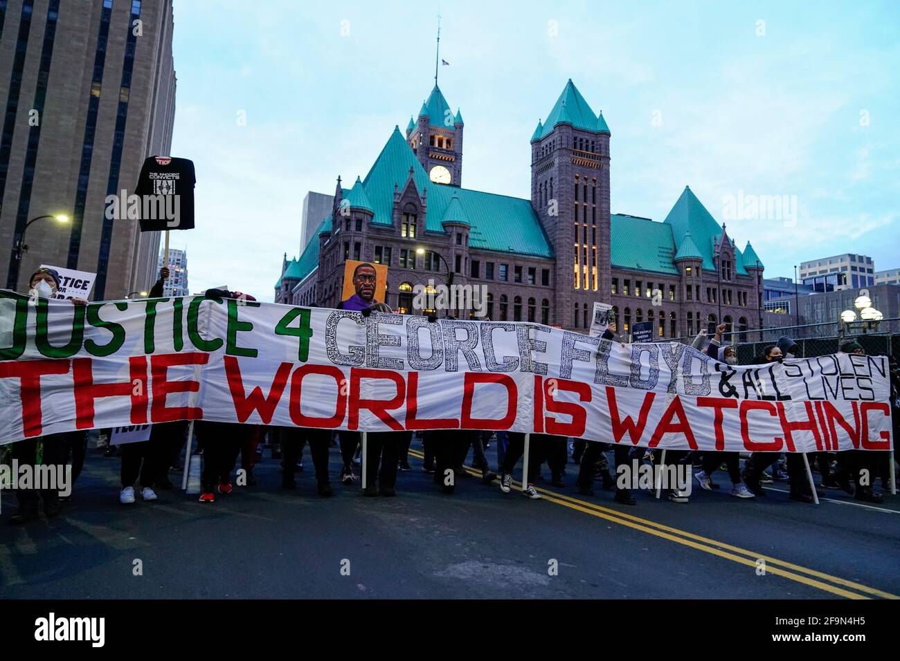 Minneapolis, Usa. April 2021. Demonstranten marschieren durch die Innenstadt von Minneapolis, während die Geschworenberatungen am Montag, dem 19. April 2021, im Derek Chauvin-Prozess in Minneapolis, Minnesota beginnen. Der ehemalige Polizist Derek Chauvin wird wegen unbeabsichtigten Mordes zweiten Grades, Mordes dritten Grades und Totschlags zweiten Grades beim Tod von George Floyd angeklagt. Foto von Jemal Gräfin/UPI Credit: UPI/Alamy Live News Stockfoto