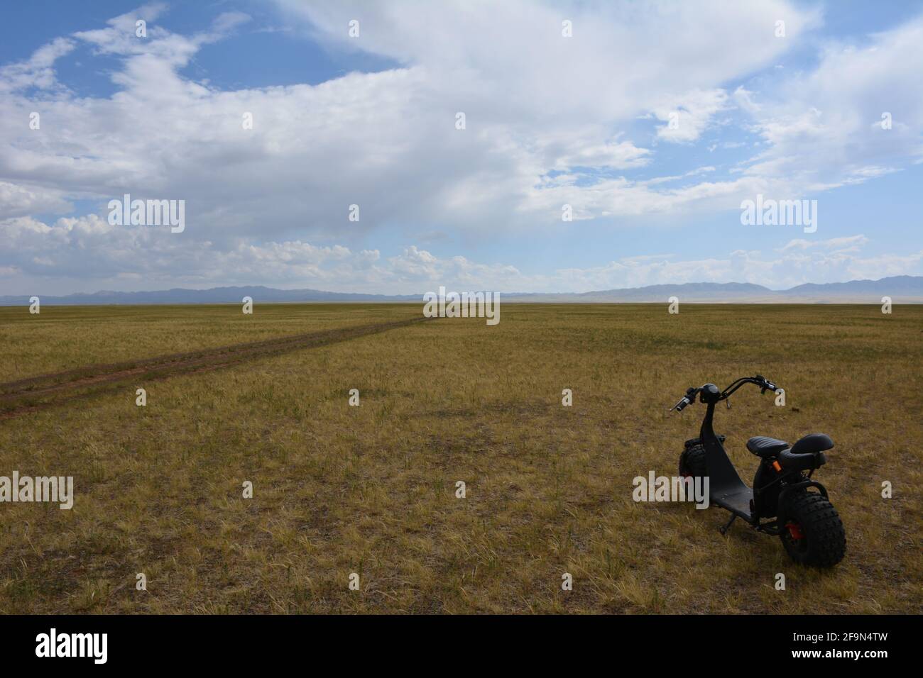 Ein elektrisches „Harley“-Motorrad, das von der Three Camel Lodge in der Wüste Gobi in der Mongolei als Verleih angeboten wird, ist eine spektakuläre Möglichkeit, die Gegend zu erleben. Stockfoto