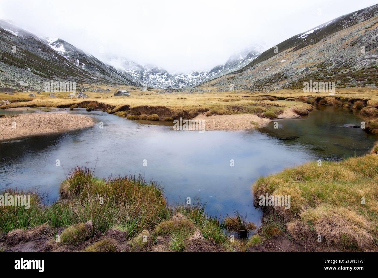 Fluss-, Lagunen- und Berglandschaft. Wanderung durch den Gredos-Zirkus, Avila. Spanien Stockfoto