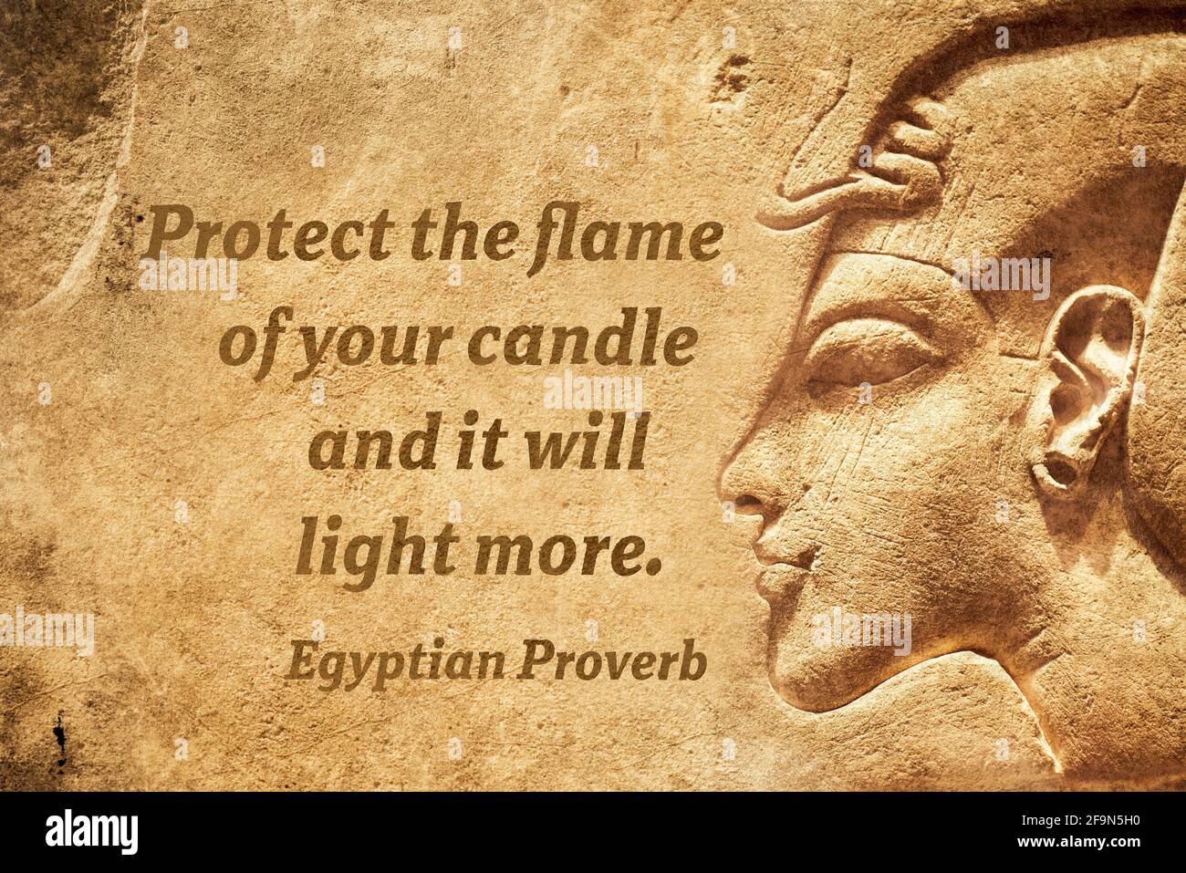 Schützt die Flamme eurer Kerze und sie wird entzünden Mehr - Ancient Egyptian Sprichwort Citation Stockfoto