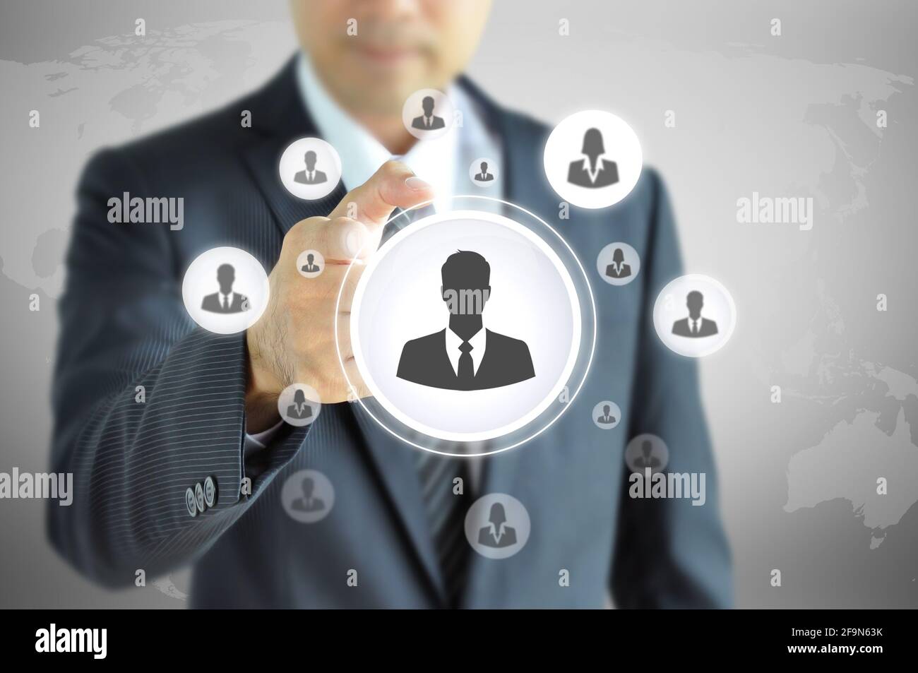 Hand zeigt auf Geschäftsmann Symbol - HR, Rekrutierung und gewähltes Konzept Stockfoto