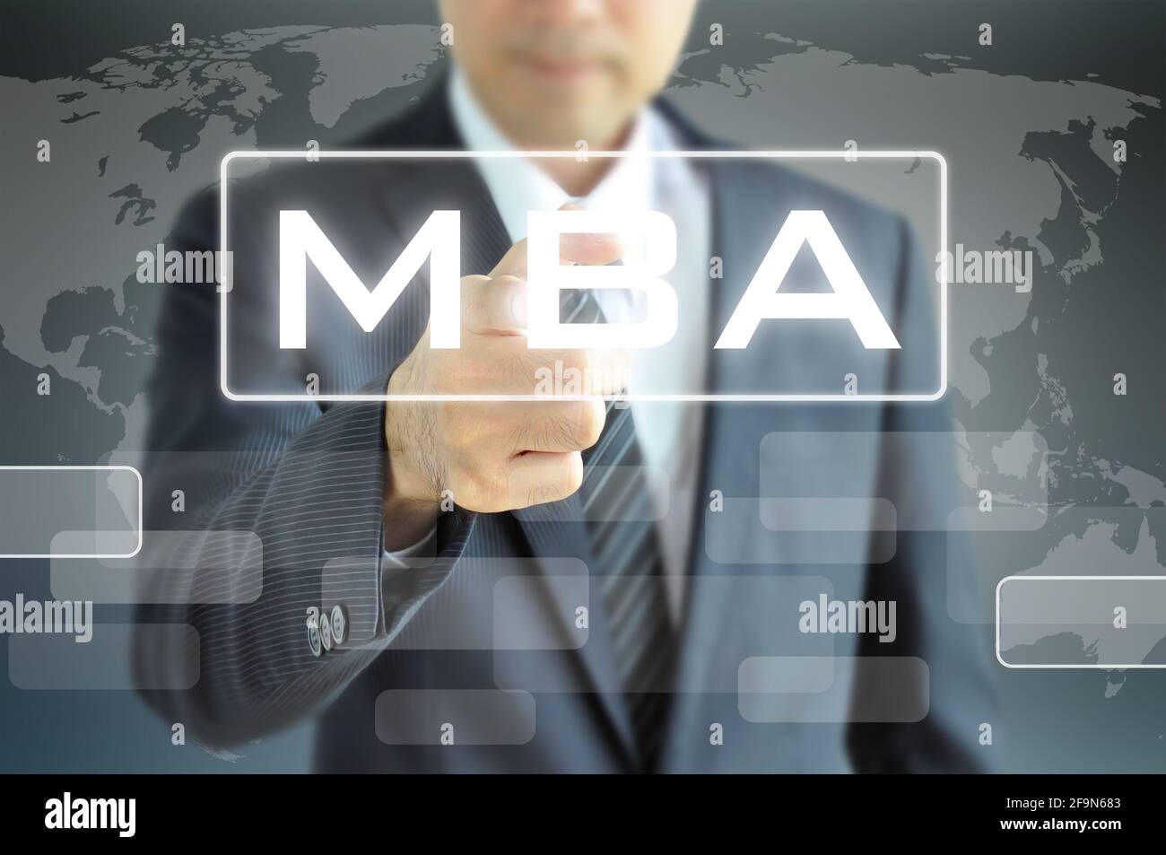 Geschäftsmann Hand zeigt auf MBA-Zeichen auf dem virtuellen Bildschirm - Bildung & Business Abstract Stockfoto
