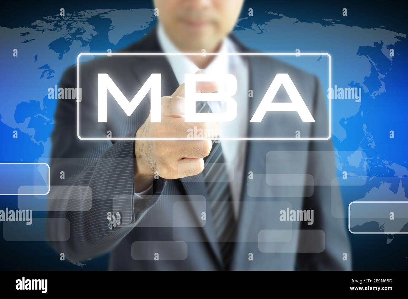 Geschäftsmann Hand zeigt auf MBA-Zeichen auf dem virtuellen Bildschirm - Bildung & Business Abstract Stockfoto