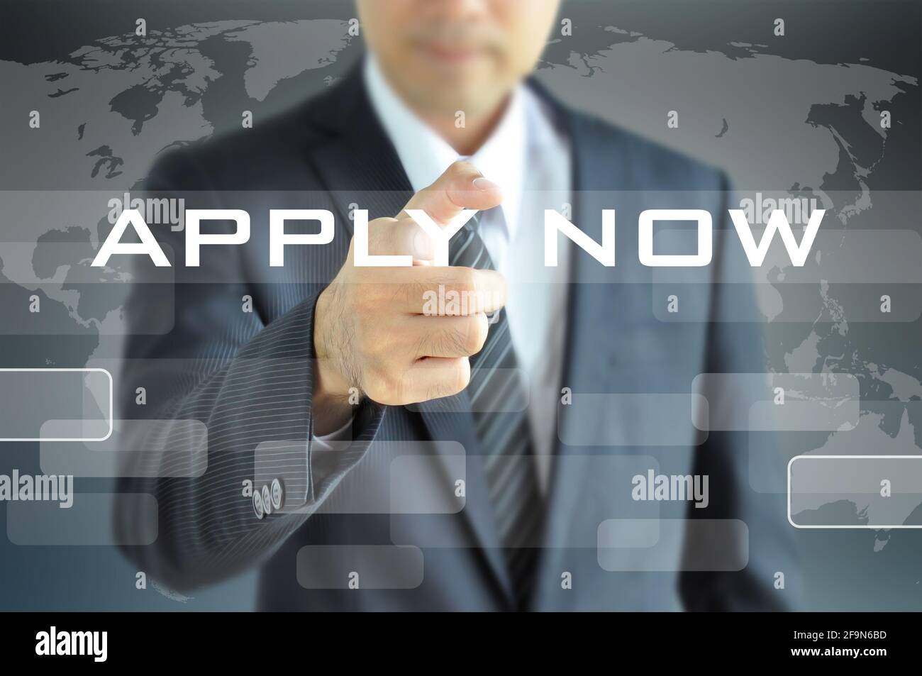 Geschäftsmann Hand zeigt, um JETZT auf dem virtuellen Bildschirm ZU BEWERBEN Stockfoto