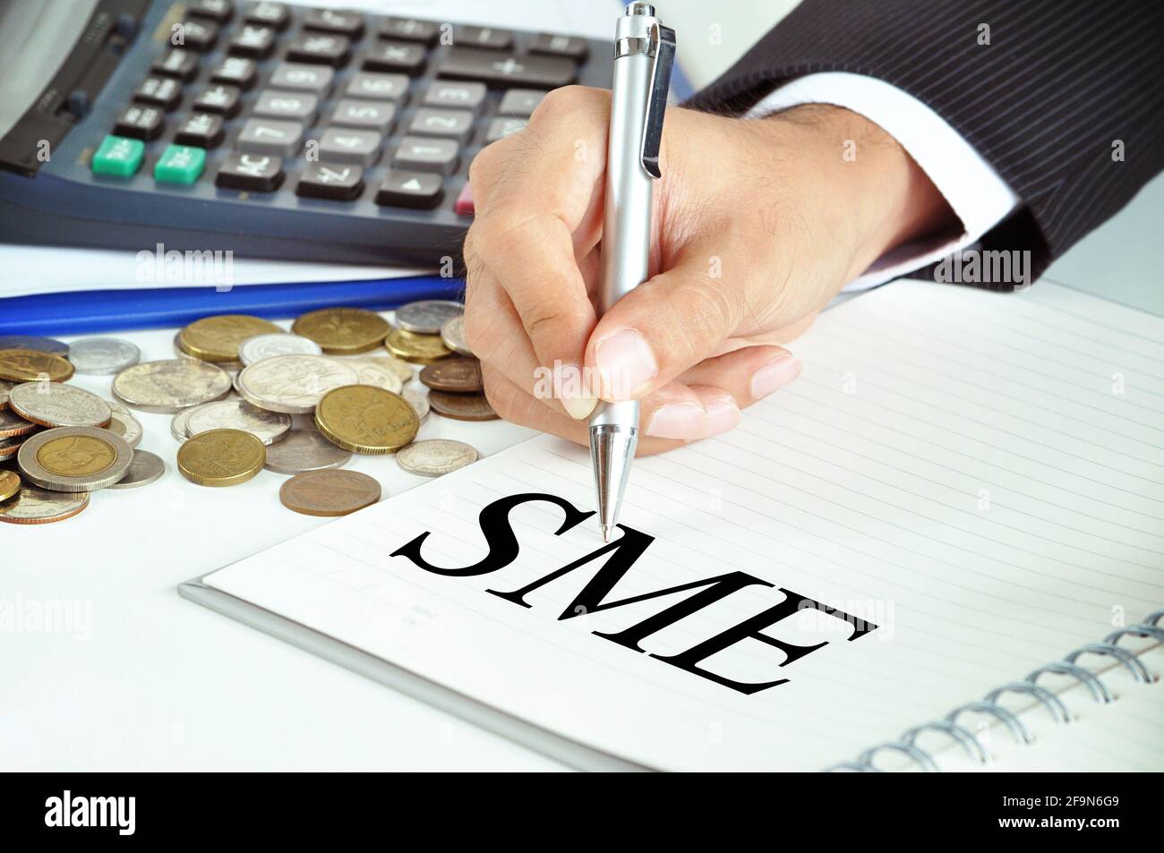 Hand mit Stift, der auf SME zeigt (Oder kleine und mittlere Unternehmen) unterschreiben Stockfoto