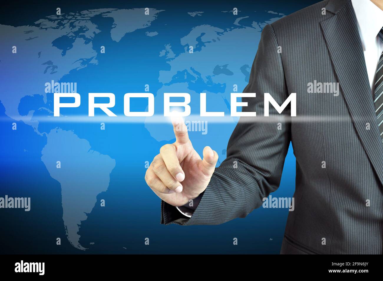 Geschäftsmann Hand berühren PROBLEM-Zeichen auf dem virtuellen Bildschirm Stockfoto