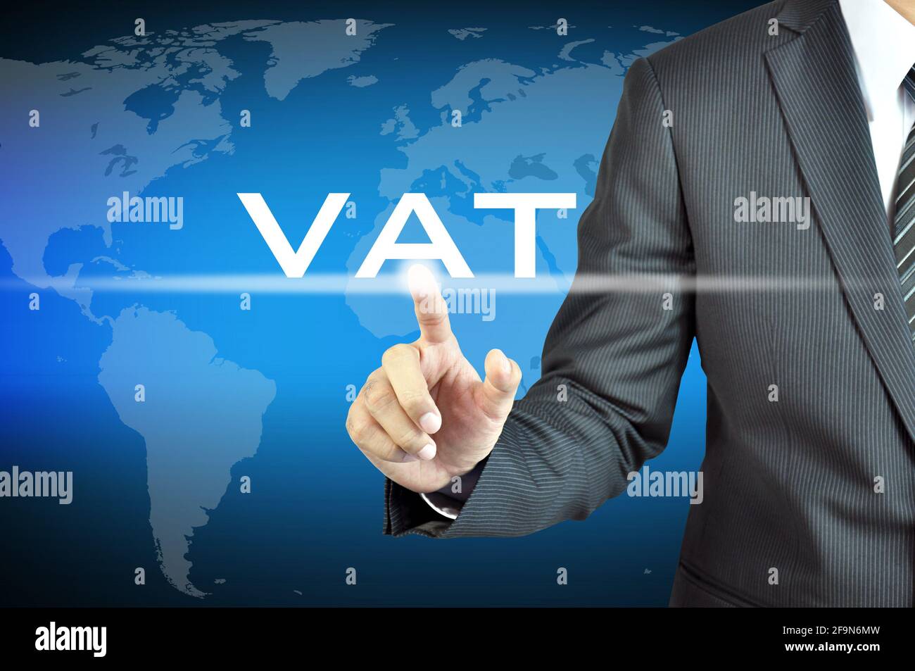 Geschäftsmann Hand berührt Mehrwertsteuer (oder Mehrwertsteuer) anmelden virtueller Bildschirm - Handels- und Steuerkonzept Stockfoto