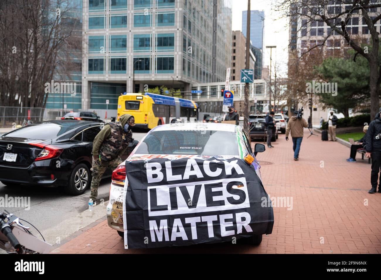 Washington, USA. April 2021. Demonstranten werden vor dem Gericht von Hennepin County in Minneapolis, Minnesota, USA, gesehen, 19. April 2021. Juroren im Prozess gegen Derek Chauvin, der mit der Tötung Minnesota schwarzen Mann George Floyd im vergangenen Mai angeklagt wurde, begann die Beratung des Urteils nach Anhörung Schlussplädoyers von der Staatsanwaltschaft und der Verteidigung ab Montag. Quelle: Ben Brewer/Xinhua/Alamy Live News Stockfoto