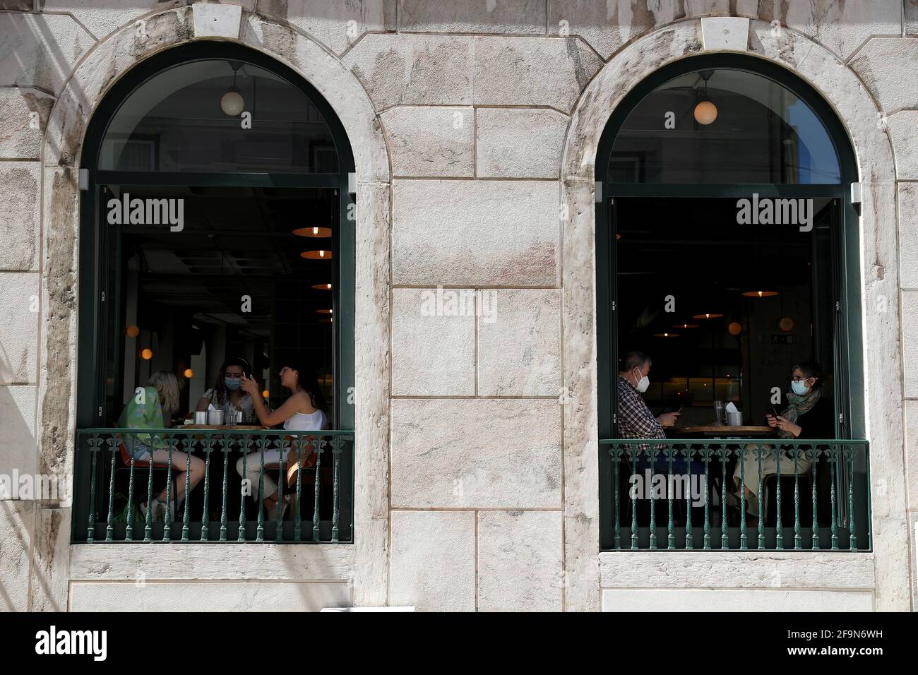 Lissabon. April 2021. Am 19. April 2021 essen die Menschen in einem Restaurant in Lissabon, Portugal. Portugal ging am Montag in die dritte Phase der Entfindung oder Lockerung der COVID-19-Sperrmaßnahmen, mit der allmählichen Wiedereröffnung von Dienstleistungen und anderen Aktivitäten in Gemeinden mit einer relativ niedrigen COVID-19-Inzidenzrate. In den meisten Ländern nahmen die Schulen die persönliche Ausbildung wieder auf, und Geschäfte, Einkaufszentren und Restaurants wurden mit Belegungsbeschränkungen und Gesundheits- und Sicherheitsmaßnahmen im Geschäft wieder eröffnet. Quelle: Pedro Fiuza/Xinhua/Alamy Live News Stockfoto