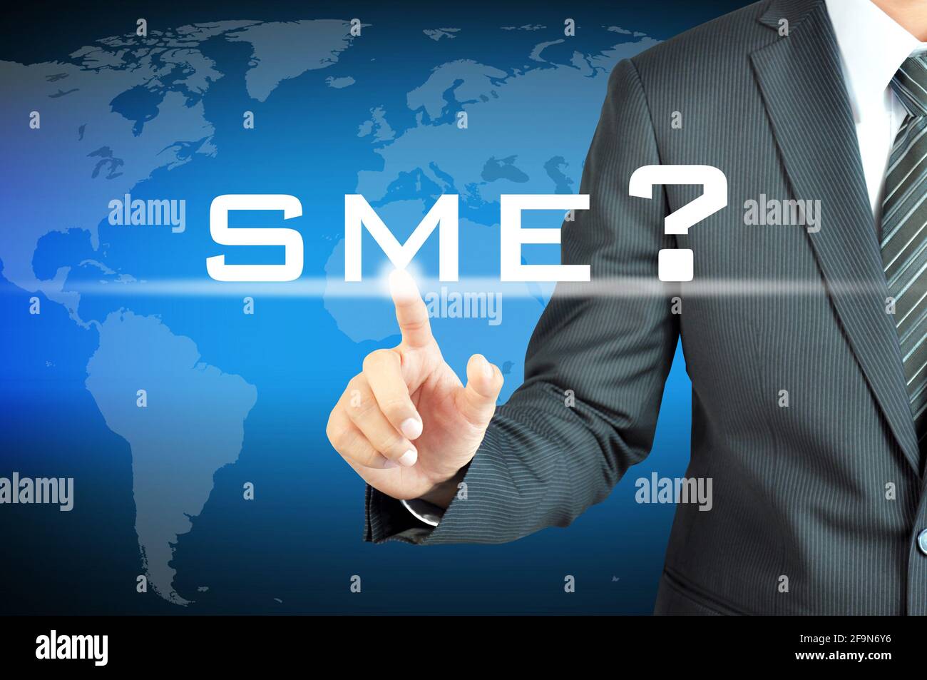 Unternehmer berühren KMU (oder kleine und mittlere Unternehmen) anmelden virtueller Bildschirm - Handels- und Geschäftskonzept Stockfoto