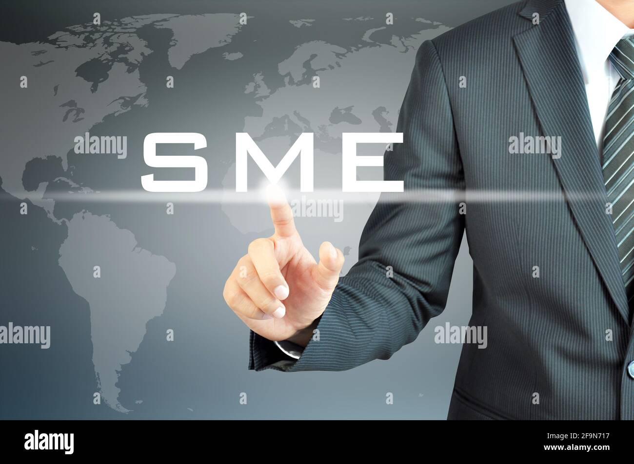 Unternehmer berühren KMU (oder kleine und mittlere Unternehmen) anmelden virtueller Bildschirm - Handels- und Geschäftskonzept Stockfoto
