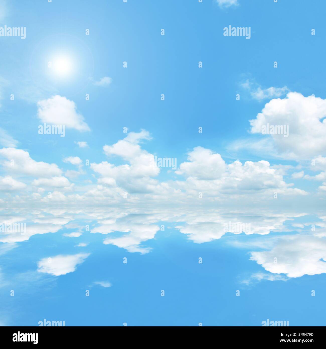 Blauer Himmel und Wolken mit Spiegelung auf Meerwasser - Natur abstrakter Hintergrund Stockfoto