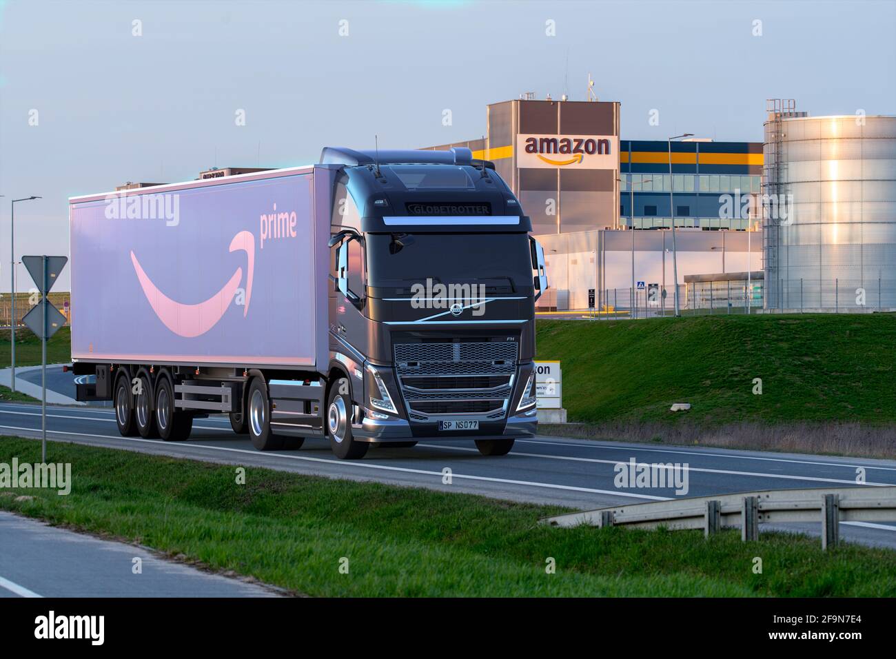 LKW mit einem Sattelauflieger mit dem Amazon-Logo zu gehen Das  Logistikzentrum von Amazon Stockfotografie - Alamy