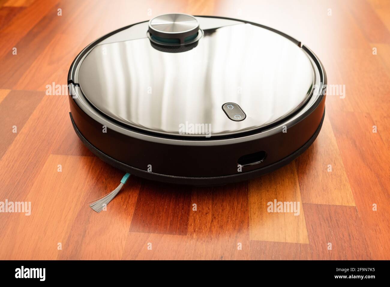 Schwarzer automatischer Staubsauger-Roboter in einem Haus, um den Boden zu  reinigen und bei der Hausarbeit zu helfen. Smart Home, Internet der Dinge,  iot Stockfotografie - Alamy