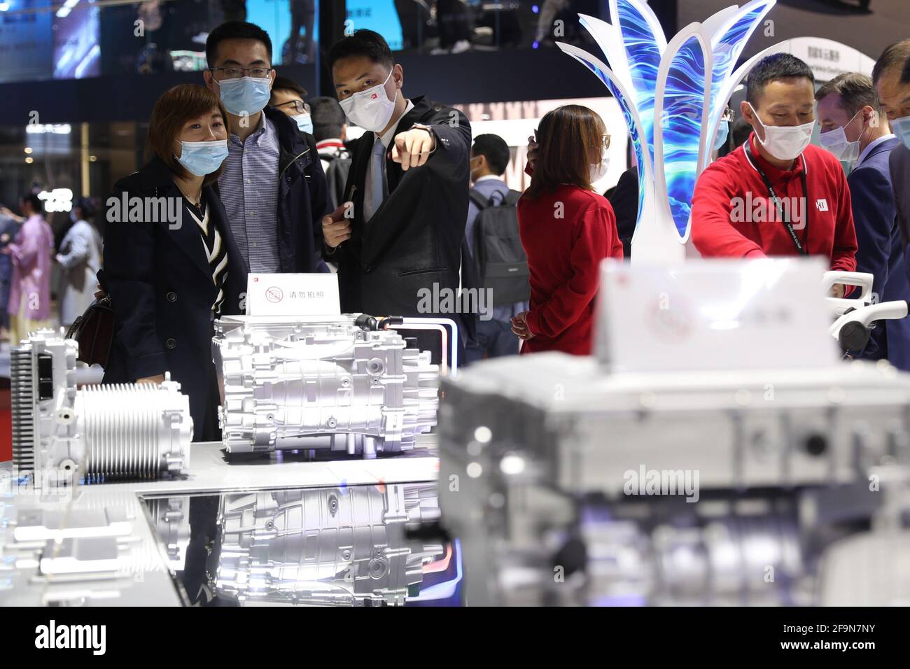 Shanghai, China. April 2021. Das Huawei Harmony OS Fahrzeug- und Maschinenbetriebssystem wird auf der Shanghai Auto Show 2021 in Shanghai, China, am 19. April 2021 ausgestellt.(Foto von TPG/cnsphotos) Kredit: TopPhoto/Alamy Live News Stockfoto