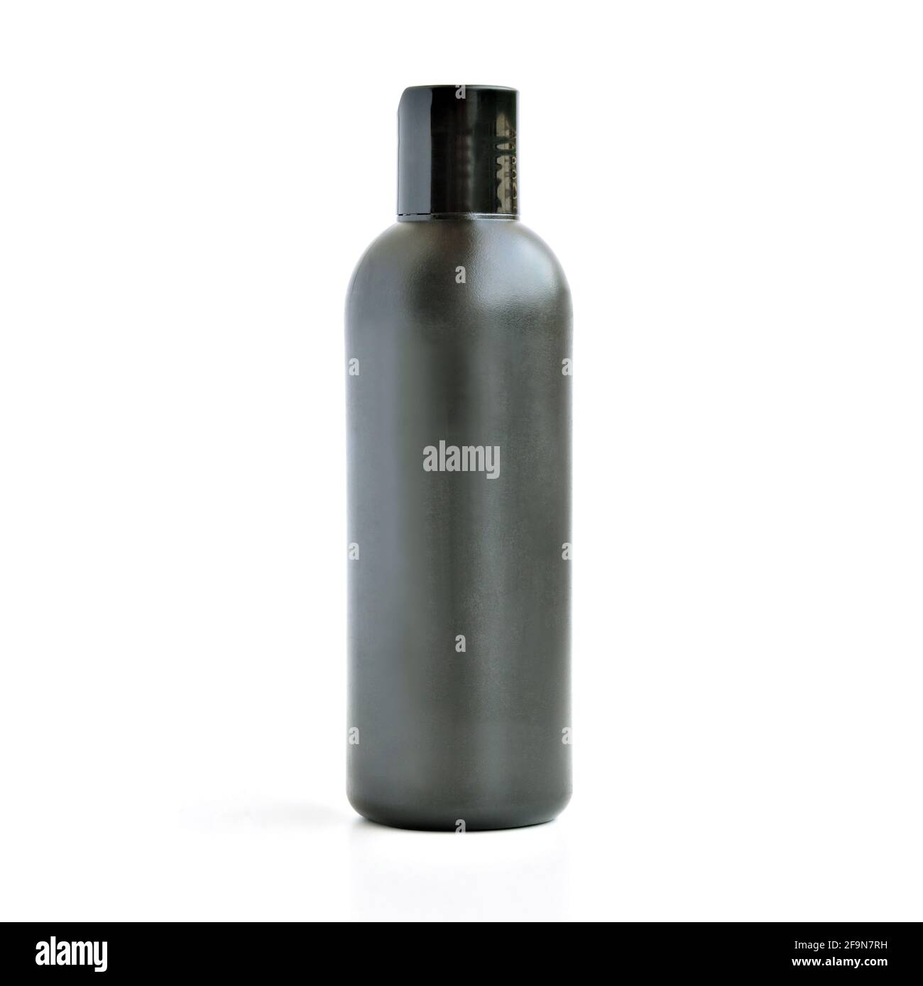 Schwarze Flasche - röhrenförmige schwarze Plastikflasche als Shampoo oder kosmetische Behälter - isoliert Stockfoto