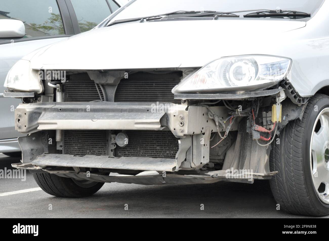 Beschädigtes Fahrzeug ohne Kühlergrill und vorderen Stoßfänger Stockfoto