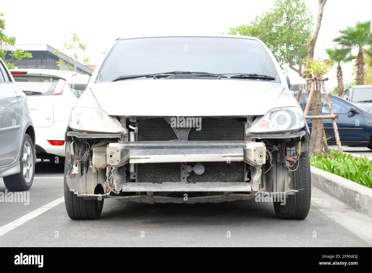 Beschädigtes Fahrzeug ohne Kühlergrill und vorderen Stoßfänger Stockfoto