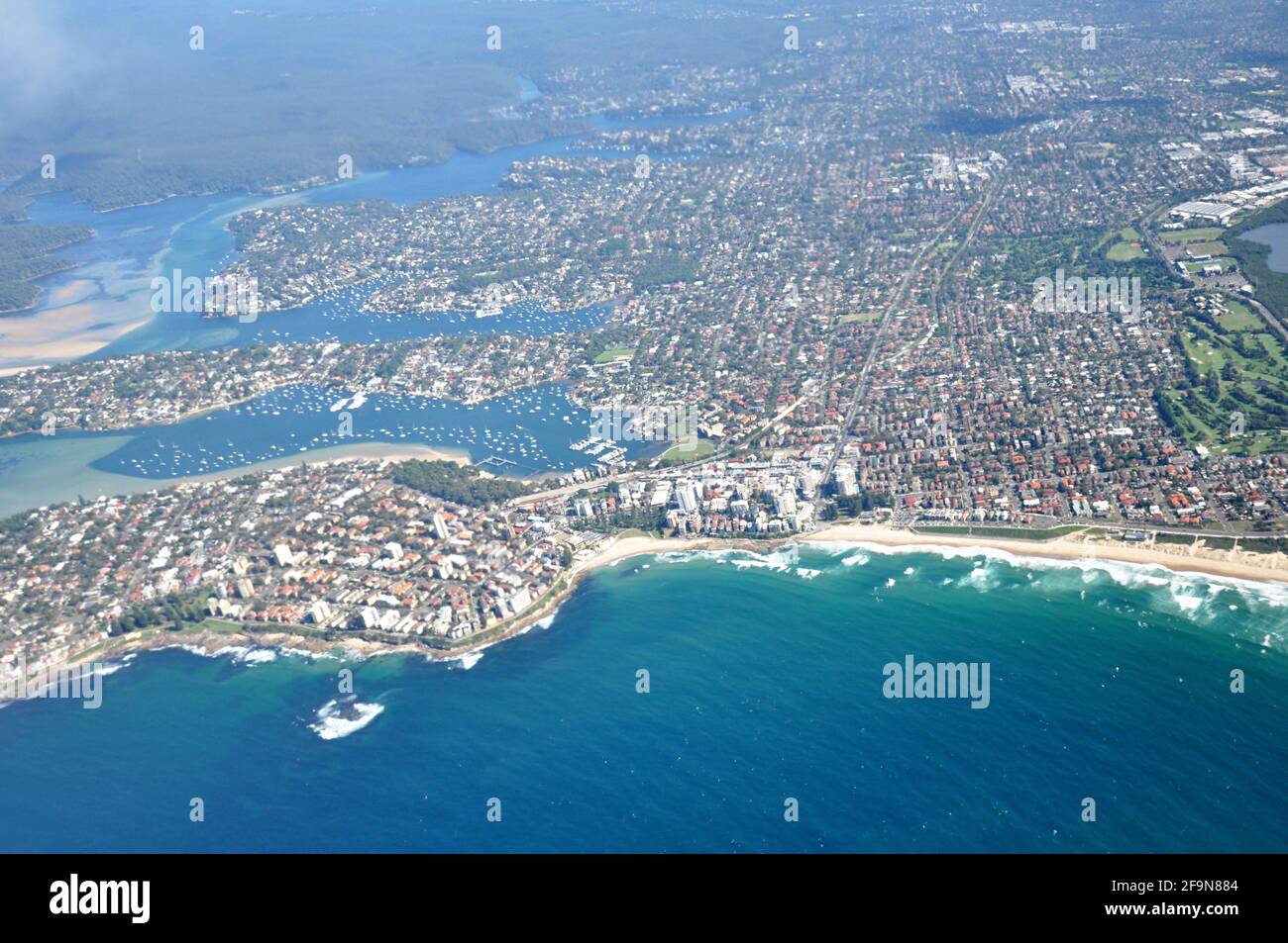 Luftaufnahme der Stadt in der Nähe der Küste Stockfoto