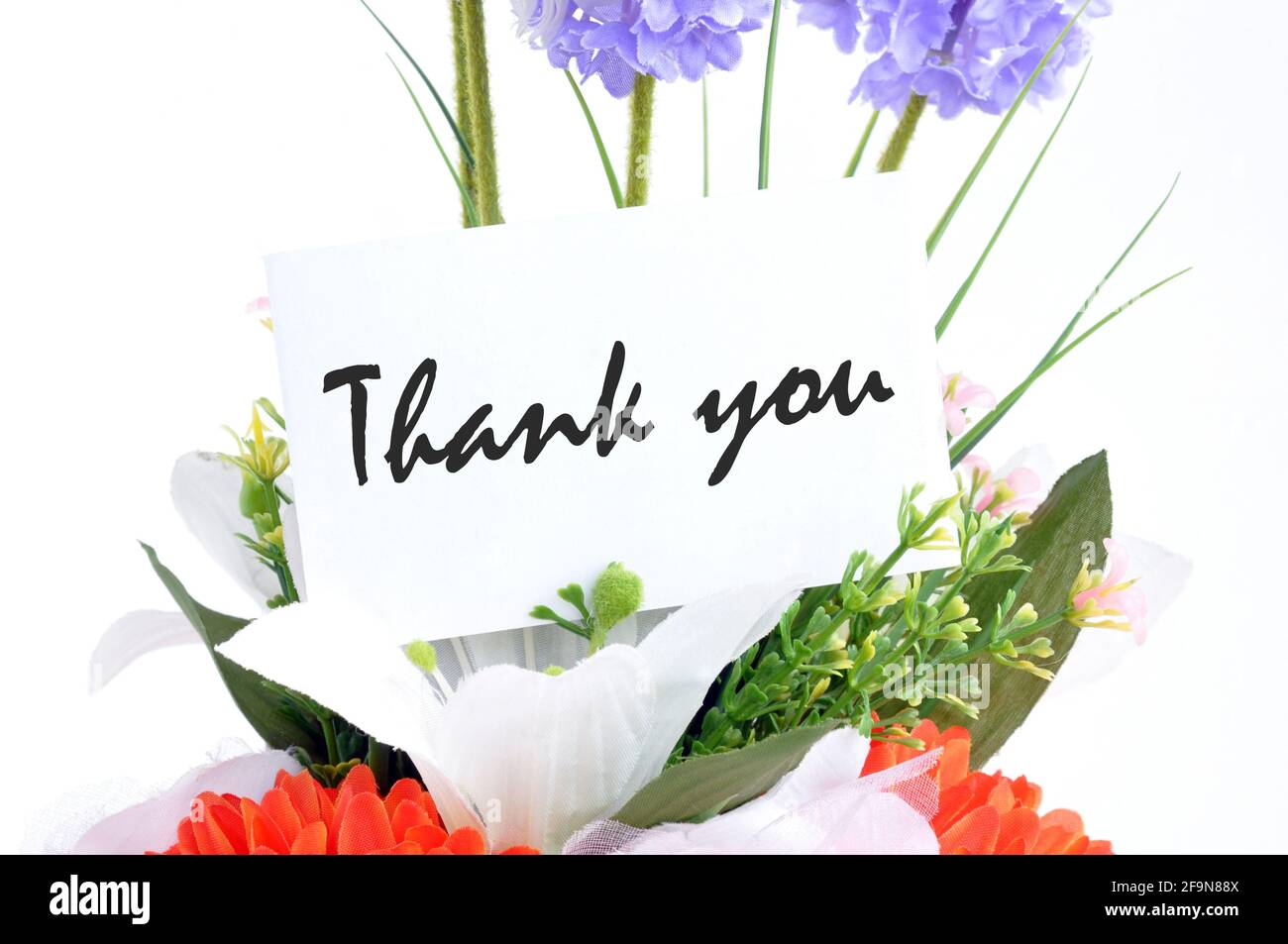 Blumenstrauß mit „ Danke “ auf der Tag-Karte Stockfoto