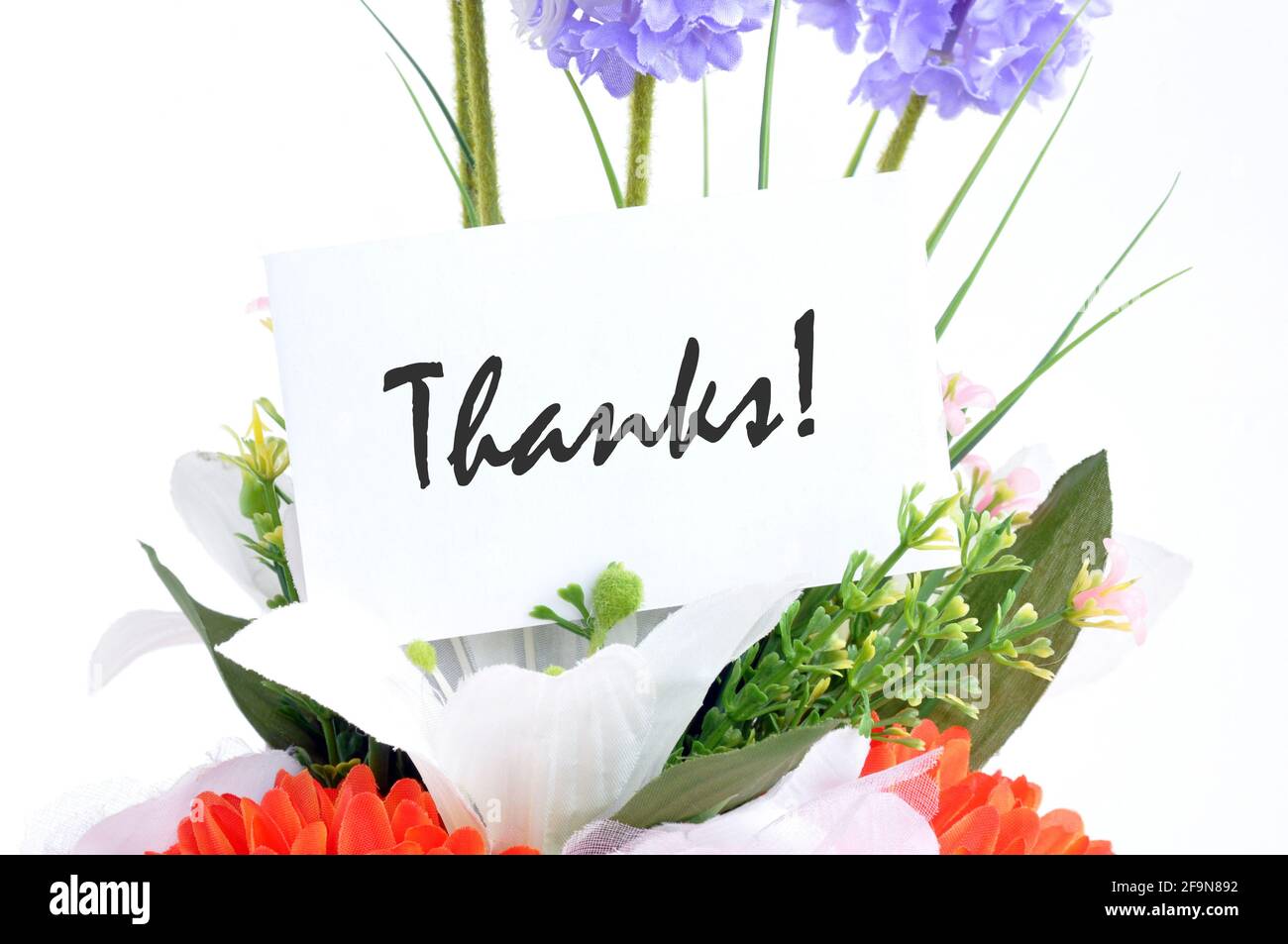 Blumenstrauß mit „ Danke“ auf der Tag-Karte Stockfoto