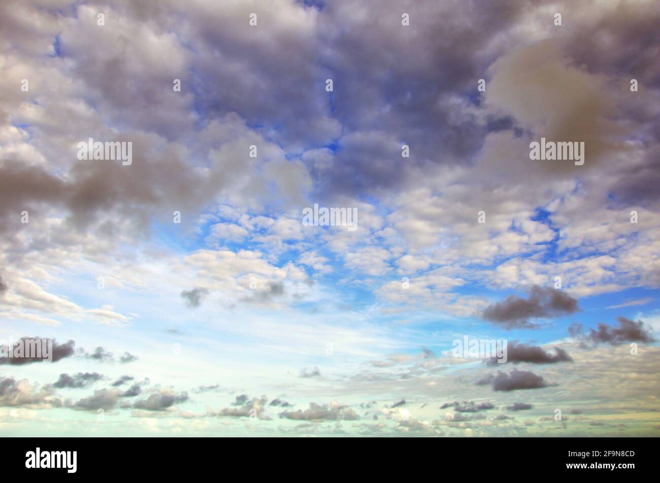Graue Wolken im Himmel Stockfoto