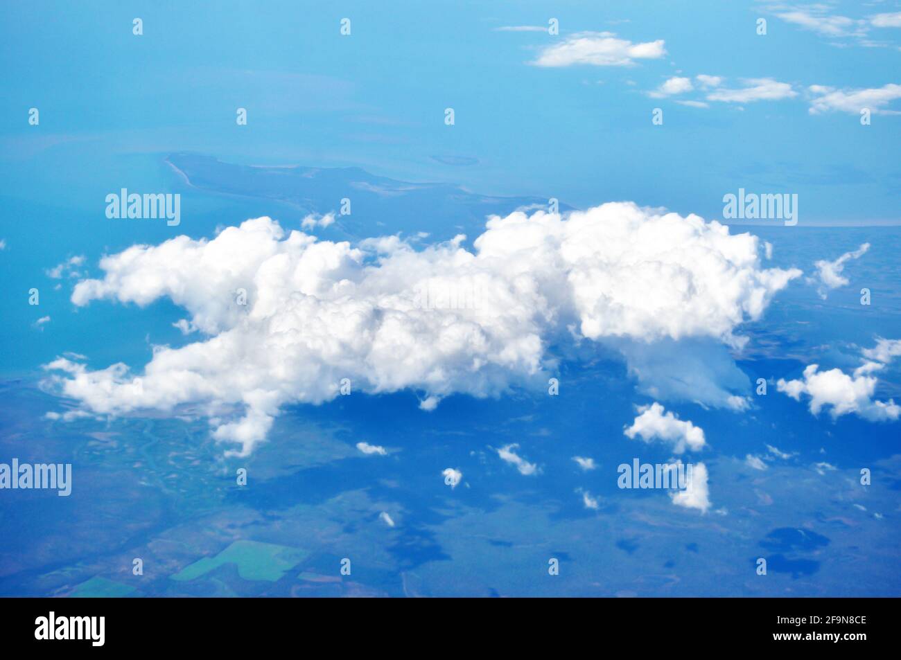 Luftaufnahme von Erde, Wolke und Himmel Stockfoto