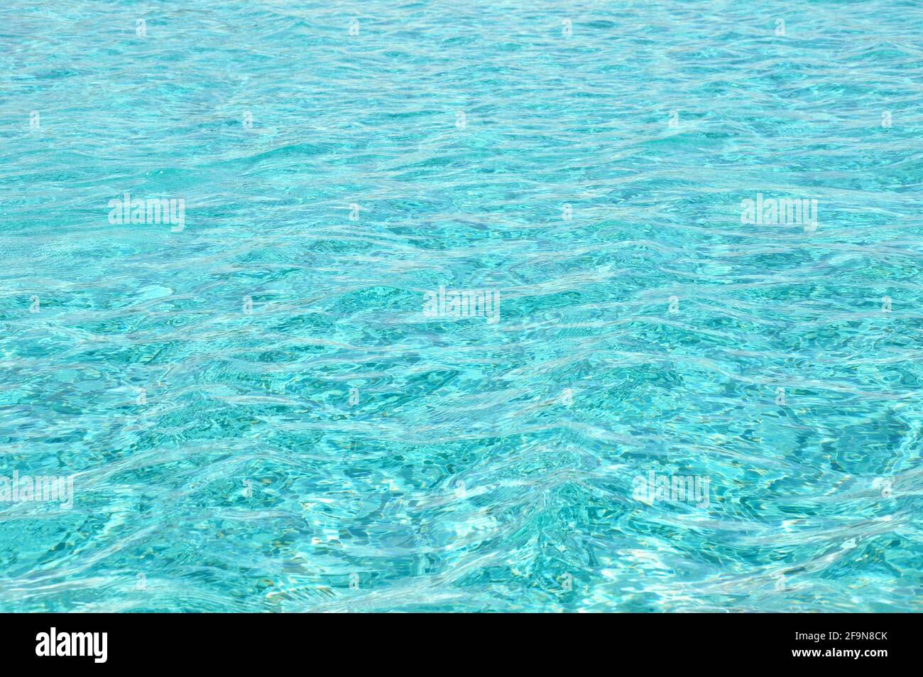 Im Pool ist das Wasser blau gerippt Stockfoto
