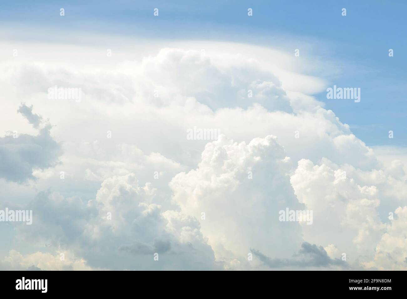 Wunderschöne, flauschige Wolkenlandschaft am Himmel Stockfoto