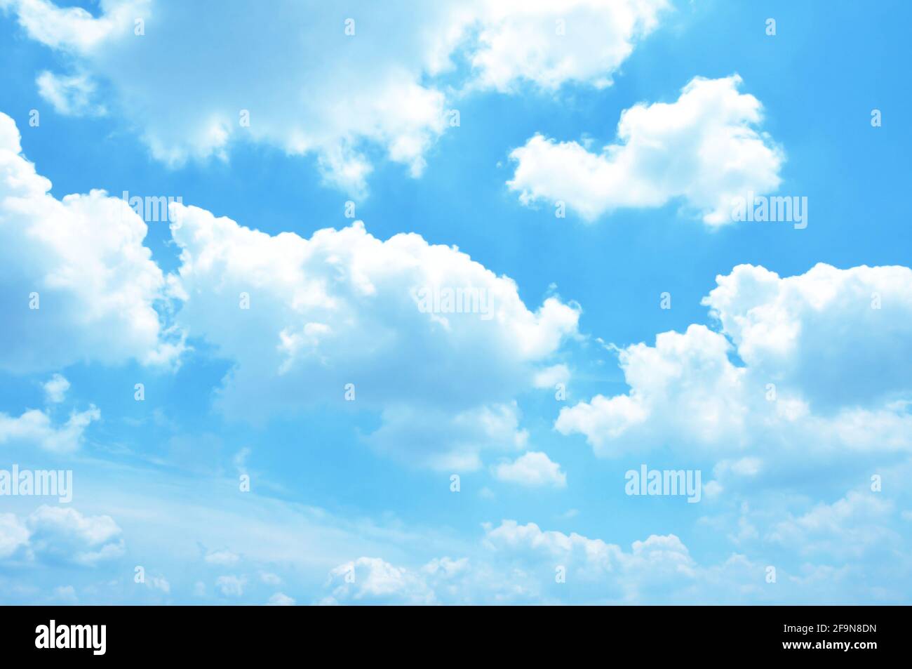 Blauer Himmel und Wolken Stockfoto