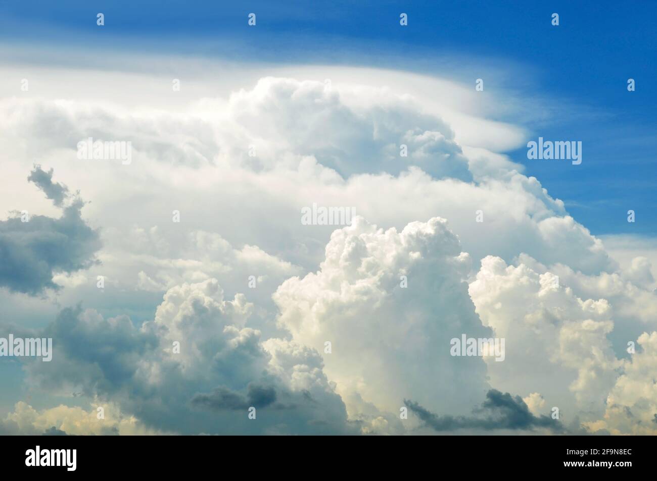 Wunderschöne geschwollene Wolkenlandschaft am Himmel Stockfoto