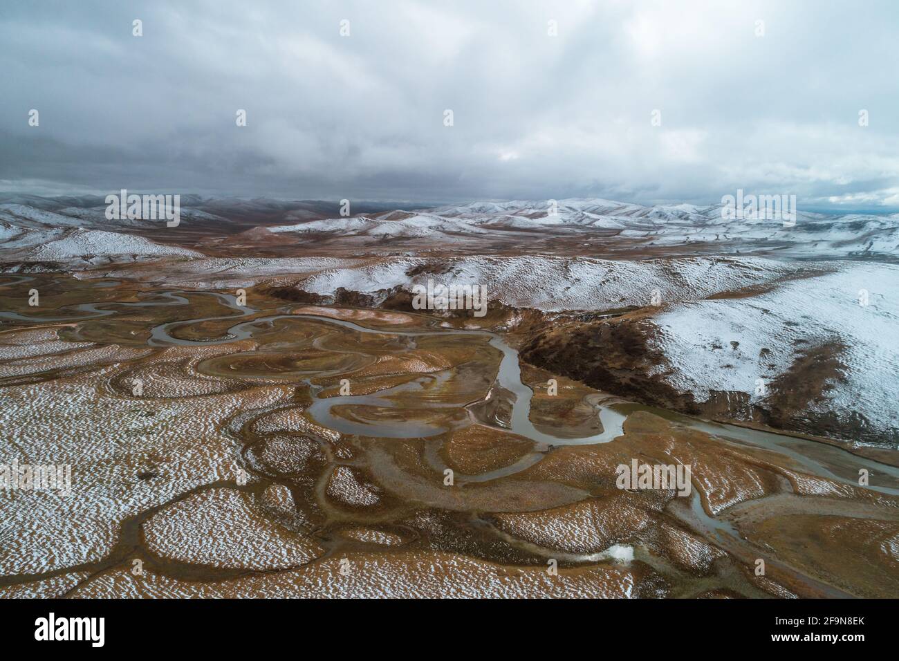 Luftaufnahmen der natürlichen Landschaft des Feuchtgebiets nach Der Schnee Stockfoto